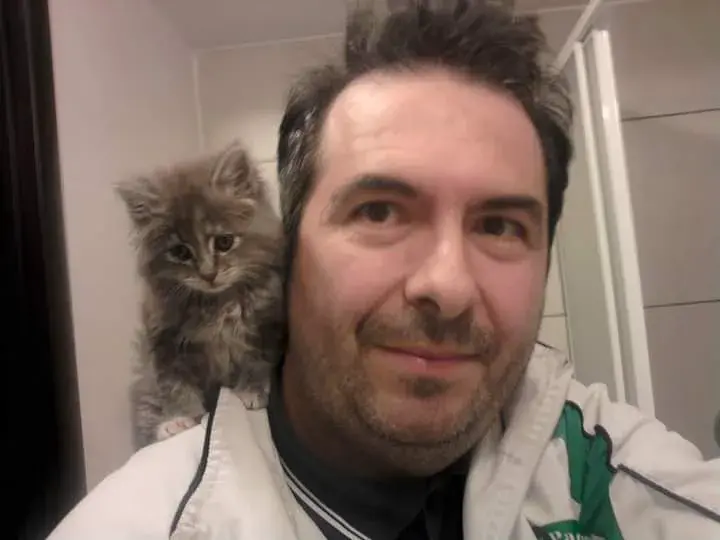 Dott. Stefano Mossa con un gattino sulla spalla